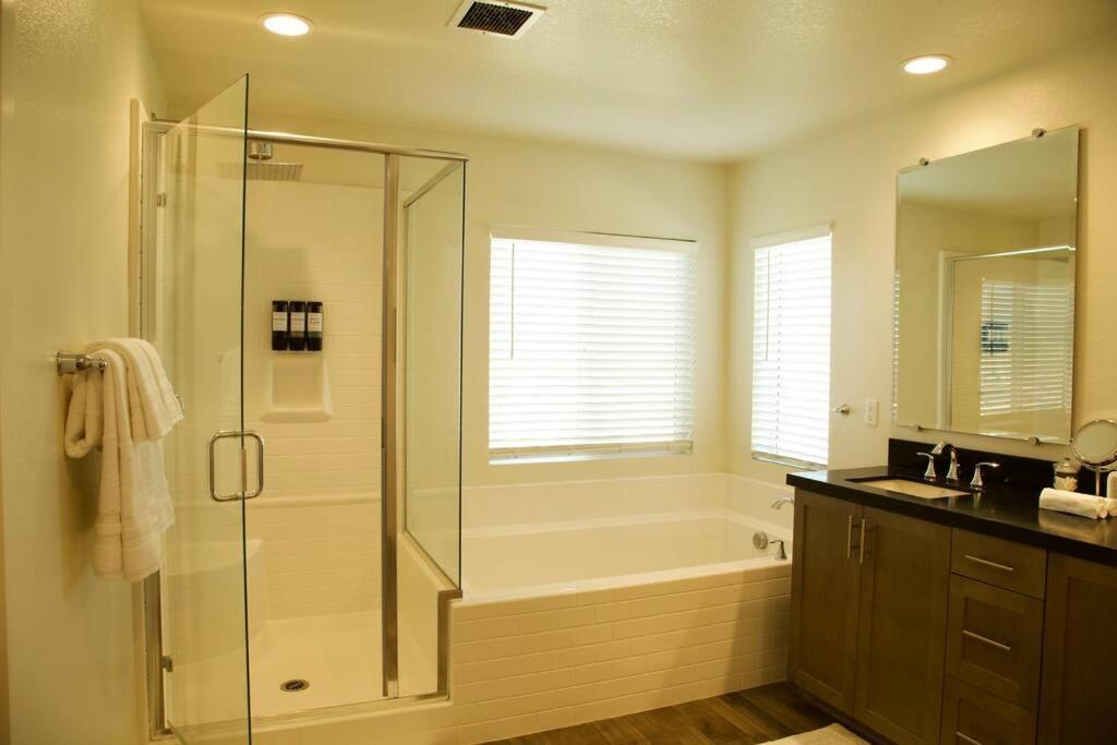 Vineyard Poolside Retreat Villa Winchester Exterior photo