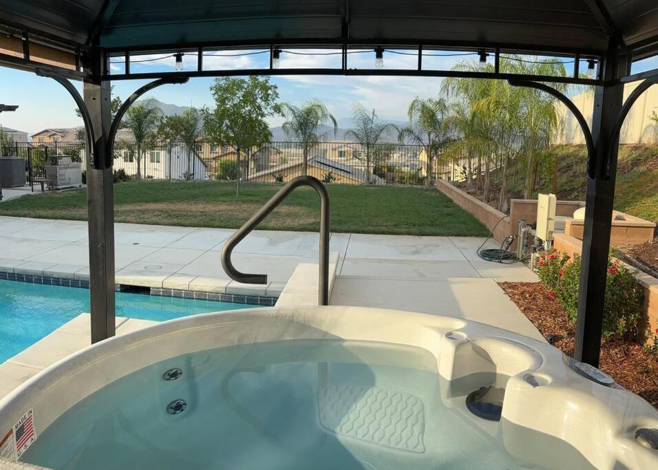 Vineyard Poolside Retreat Villa Winchester Exterior photo
