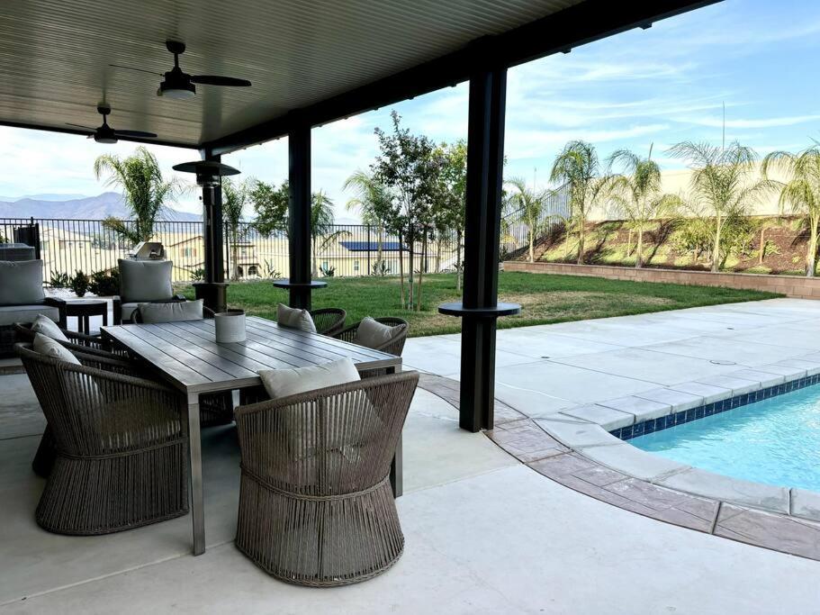 Vineyard Poolside Retreat Villa Winchester Exterior photo